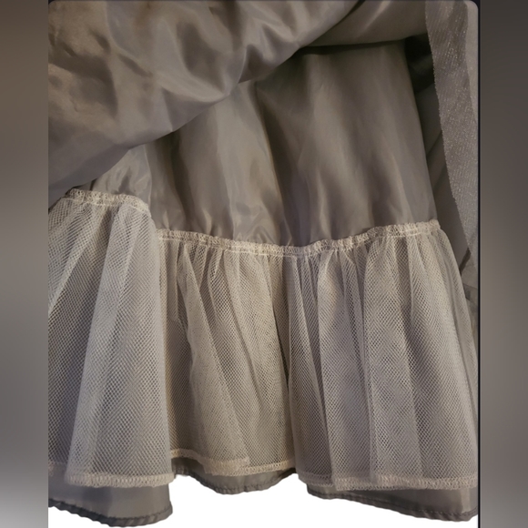 "Rare Editions" Size 5, Gray & White Dress With Silk Belt Bow & Flower Attached. - Picture 2 of 3